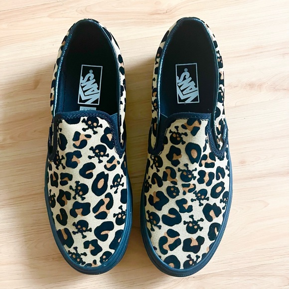 Vans Classic Slip-On Leopard Skull crossbones Women 8.5 US Mens 7.0US - Picture 9 of 11
